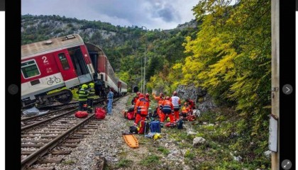 斯洛伐克两列火车相撞 约100人受伤