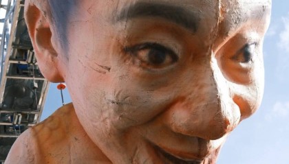 丽江一景区“人体蜈蚣”等作品被指观感不适,回应:已拆除