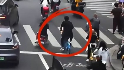 看着都疼!上海街头一男子突然求助:10岁女儿被死死卡住!这个行为太危险→