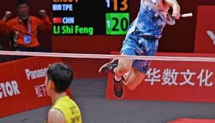 羽毛球世巡赛总决赛:李诗沣胜周天成