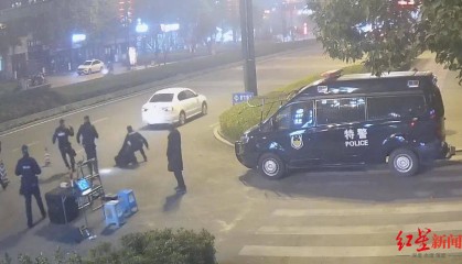 男子车内放疑似枪支遇检查强行冲卡致一辅警被拖行受伤,已被抓获!“枪支”正在鉴定