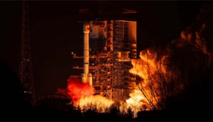“轰”的一声,中国航天又干出大事!火箭一路加速追上卫星