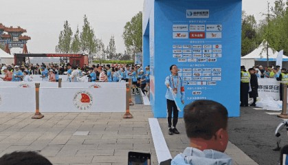 这届机器人马拉松把我看傻了!宇树摔倒、天工夺冠,还有瘫痪的