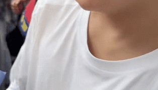 江西一高考生将妈妈遗照贴在衣服上参加高考,结束后拿着花直奔妈妈墓地悼念