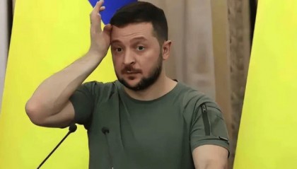 泽连斯基抵挡不住压力,乌克兰人已经醒悟,数千人冲上街头,“最大的敌人”并不是俄罗斯?