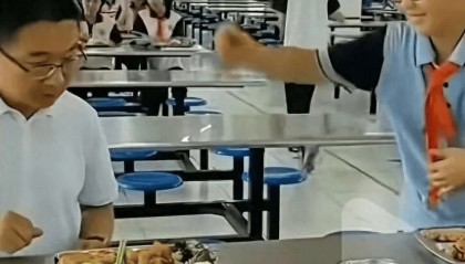 因“被学生抢鸡排”走红的校长病逝，其子：月初刚做心血管手术，约千人赶来送最后一程