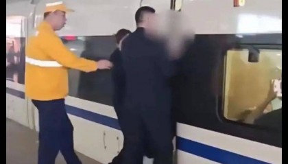 上海虹桥站有旅客扒车门?铁路上海站回应:系身体不适