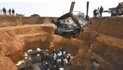 江西铁路施工，挖掘机怎么挖都挖不动，炸药一炸才发现有地下建筑