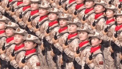 “民兵方队中一眼就认出了她,我们的陈老师!”