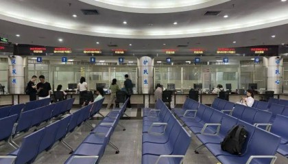 网友反映深圳一政务服务大厅只开1/6窗口?记者现场求证