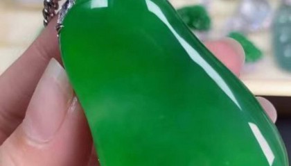 268万翡翠标错价按26.8万卖出 拒发货被判赔50万 商家：公司半年白干了，已上诉