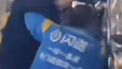 成都男子下楼梯与速递小哥发生碰撞,砸破对方的头!已被处罚