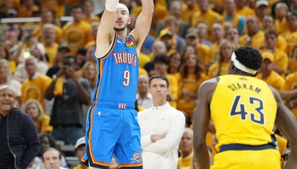 雷霆老将卡鲁索冠军游行睡着了!35岁功臣自嘲身体扛不住