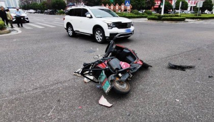 湖南湘潭一女生骑车闯红灯,骨折、肝破裂…