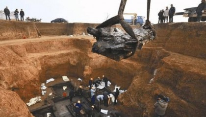 江西铁路施工，挖掘机怎么挖都挖不动，炸开后才发现有地下建筑