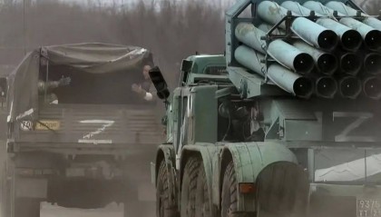 俄军突袭库皮扬斯克,千辆战车大举渡河,乌克兰紧急反应:泽连斯基如何应对?