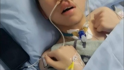 14岁男生嬉闹时被女同学打中左胸后瘫痪 家属：女孩父母为残疾人，后续费用无着落