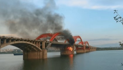 长沙湘江特大桥正在维保的桥墩起火,燃烧物为防护网及建筑材料