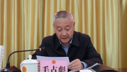 厅长毛占彪,长期出入量身定制的“会所”,大肆吃喝、接受娱乐活动安排