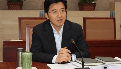 在教育部党组副书记、副部长等职上,杜玉波非法收受他人巨额财物