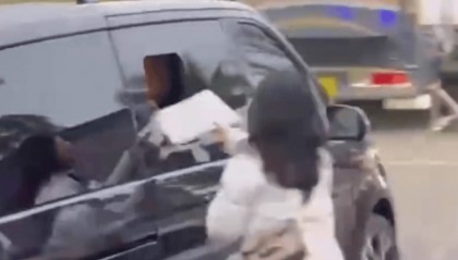 张颂文将粉丝送的信扔出窗外!现场画面太尴尬