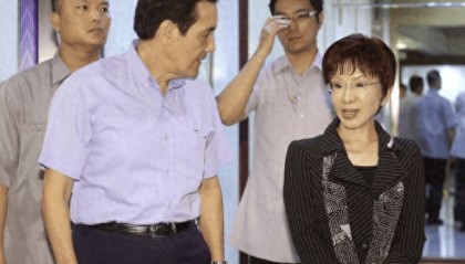 台关键人物直飞北京,赖清德不想打仗?美军航母重返南海,关键时刻,辽宁舰也动身了