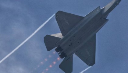 帅到窒息!歼-35A开加力出现“马赫环”