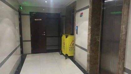 电梯疾坠又猛冲至33楼，业主不幸身亡！谁来担责？