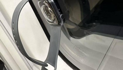 “不要把手表粘在高铁车窗上!”网友:我怎么这么“手欠”!