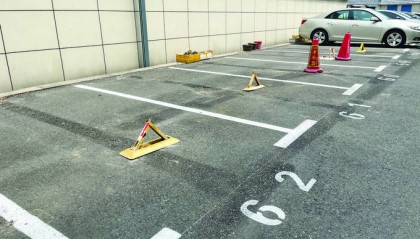 南京江宁一小区车位长期被地锁侵占 社区回应