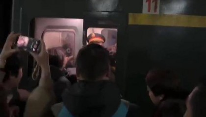 旅客称返程高峰有票无法上车,车站回应:很多人“买短乘长”致火车超员,已积极协调