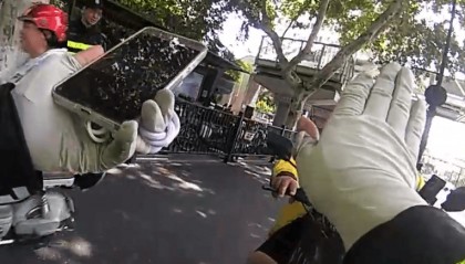 事发杭州街头!年轻小伙被人一句话瞬间弄哭!又是她……