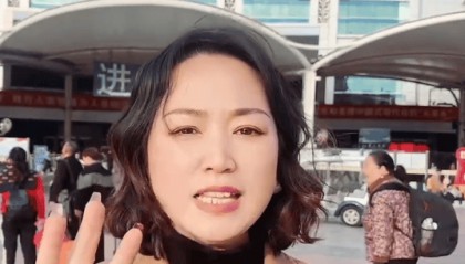 岳阳女子疑找到30年前为其在广州买火车票的陌生人:激动又感动,在确认细节