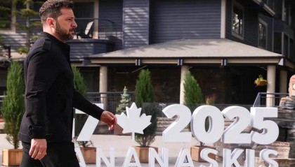 飞8000公里被爽约，泽连斯基敢怒不敢言！特朗普为何临时变卦？