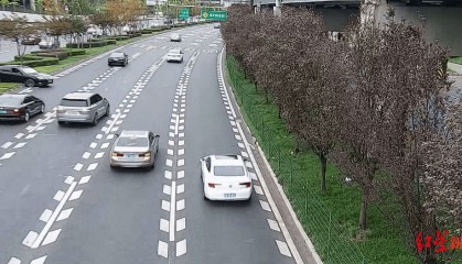 成都三环主路惊现小轿车跨过隔离带掉头,原来是司机酒驾走错路……