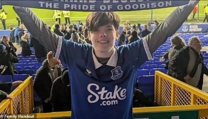 遗憾！15岁澳洲球迷花全部积蓄飞来看默西塞德德比，比赛最终延期