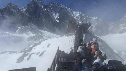 有游客被困玉龙雪山山顶?景区回应:现在是雪山风季 已实行限流
