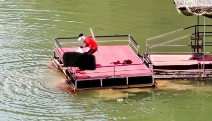 湖北宜昌一景区蹦极绳疑断开游客坠入水中,目击者称看到水里有血迹,当地:无生命危险