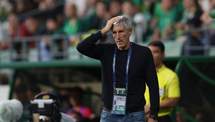 国安主帅回应被踢伤:我回到衣室也和恩加说 这是不是瞄着我踢的