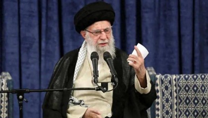 伊朗内部分歧加剧,哈梅内伊高声反美,佩泽希齐扬紧握橄榄枝,外交僵局何时能破?