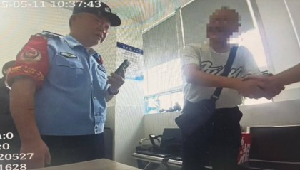 长沙大爷扫乘车码时跳出弹窗广告,一不小心点下去被扣超千元!警方出手全部追回