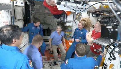 SpaceX龙飞船接驳国际空间站,两名滞留9个多月的宇航员或3天后返回地球