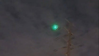 福建多地夜空现不明飞行物?目击者称速度极快放蓝绿色光芒