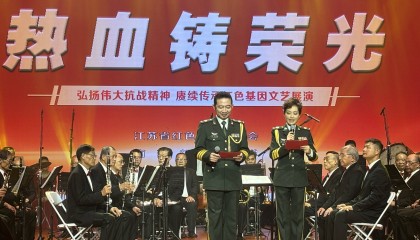 95岁抗战老兵现身!“热血铸荣光”文艺展演走进南京邮电大学