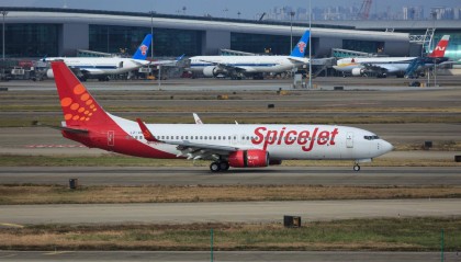 印度一廉航航班滑上跑道后,乘客因太热试图冲进驾驶舱,飞机延误7小时