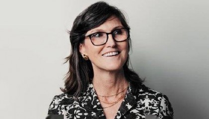 比特币一度突破7万美元创新高随后下跌10%!“木头姐”继续抛售加密货币交易所Coinbase,买入特斯拉