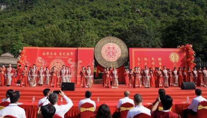 “会聚良缘 爱无国界”中越德天·板约瀑布集体婚礼活动在广西崇左举办