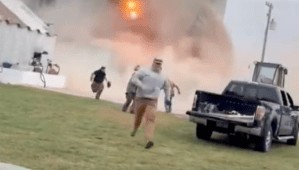 美媒:美国一储藏约816吨大豆粮仓轰然倒塌,周围的人仓皇逃离