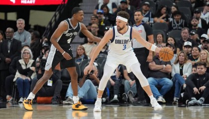 丁威迪28+7巴恩斯空砍29分 克莱26分独行侠险胜马刺