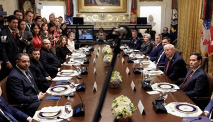 与泽连斯基大吵一架后,特朗普画了条线:俄乌都别争,按我说的停火